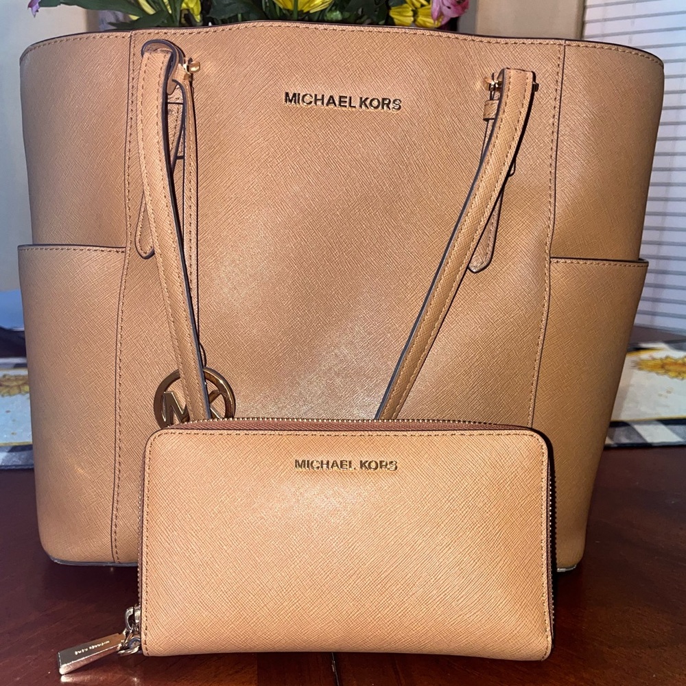 Authentic gently used Michael Kors tote with matching zipping wallet
